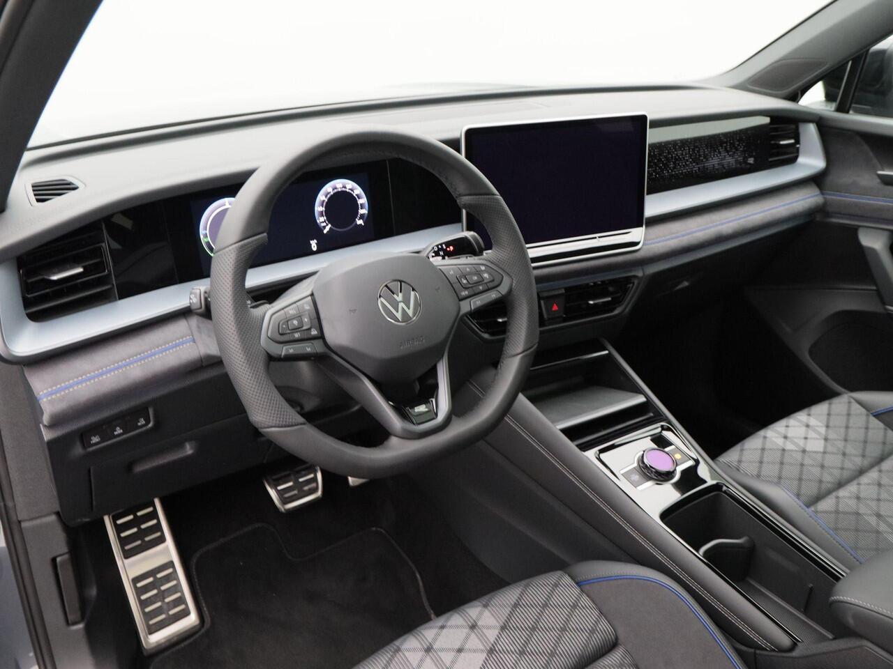 Volkswagen Tayron 1.5 eHybrid 272 Pk Automaat R-Line Edition | Black Style | Panoramadak | Trekhaak | 20 Inch | Full LED | 360 Camera