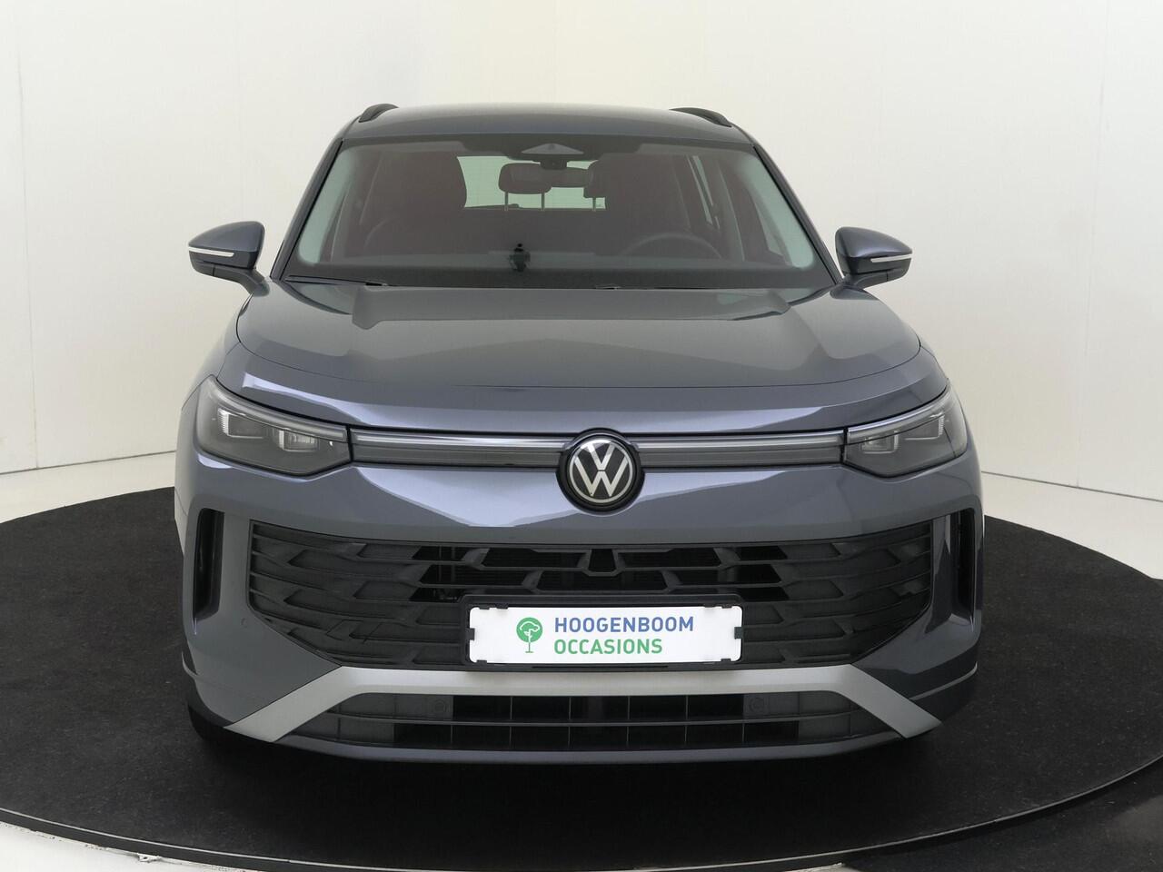 Volkswagen Tayron 1.5 eHybrid Life Edition | SoH 100% | Trekhaak | Adaptieve demping systeem | Achteruitrijcamera | 3-zone airco | Dodehoek detectie | Adaptieve cruise control | Stoel- en stuurwielverwarming | CarPlay |