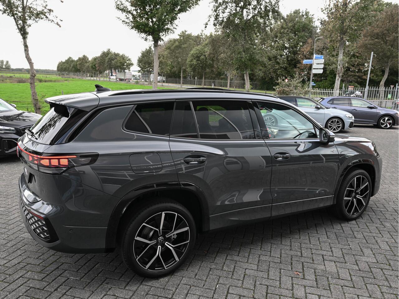 Volkswagen Tayron 1.5 eHybrid 272pk R-Line Edition NIEUW! Delphin Grey Pano ACC BSM Sfeerverl. Elektr.Klep Tr.haak VOL!!