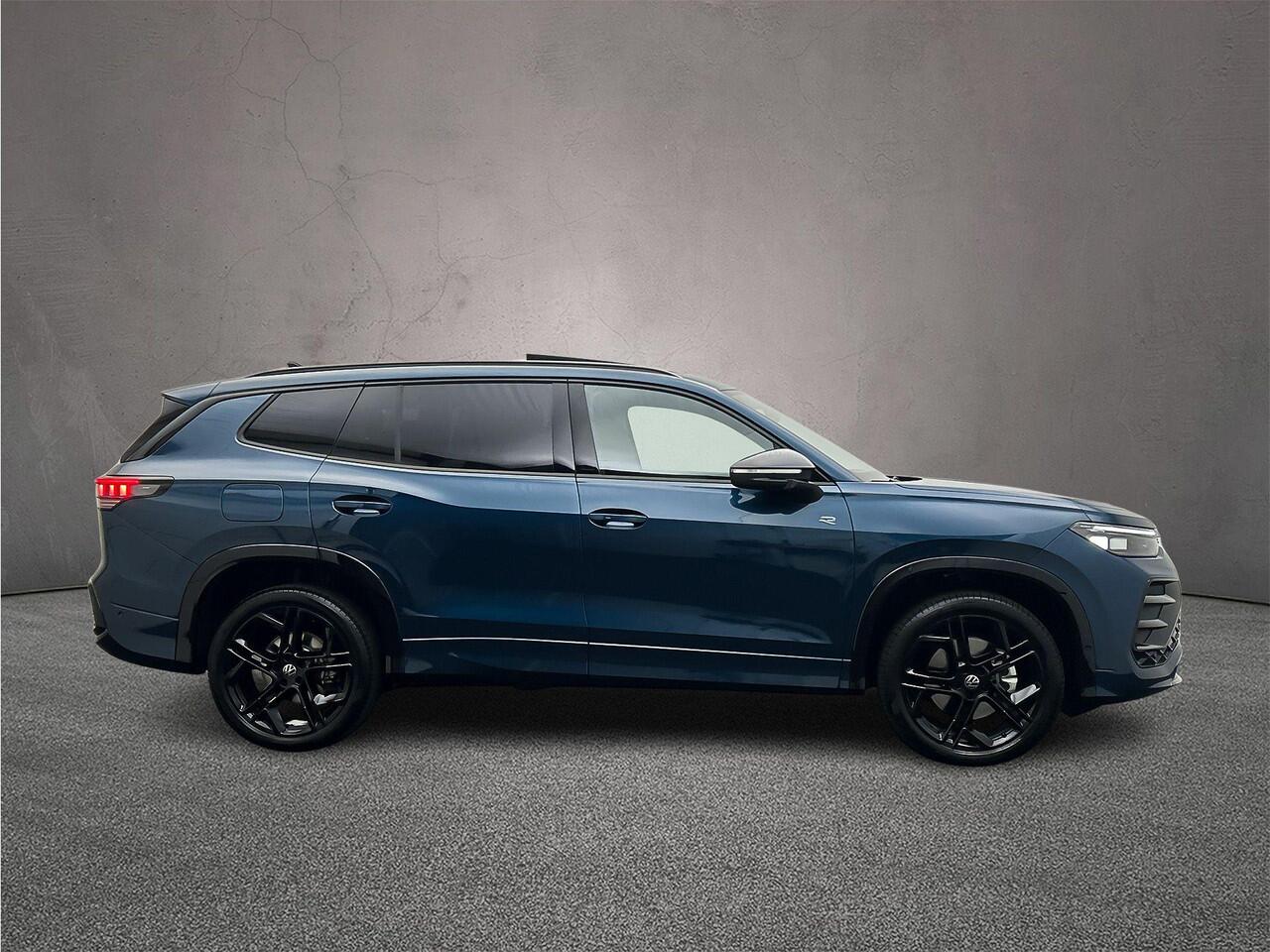 Volkswagen Tayron R-Line Edition 1.5 TSI eHybrid 204pk DSG Automaat Trekhaak, Black Style, Panoramadak, Adaptive cruise control, 360 camera, Achteruitrijcamera