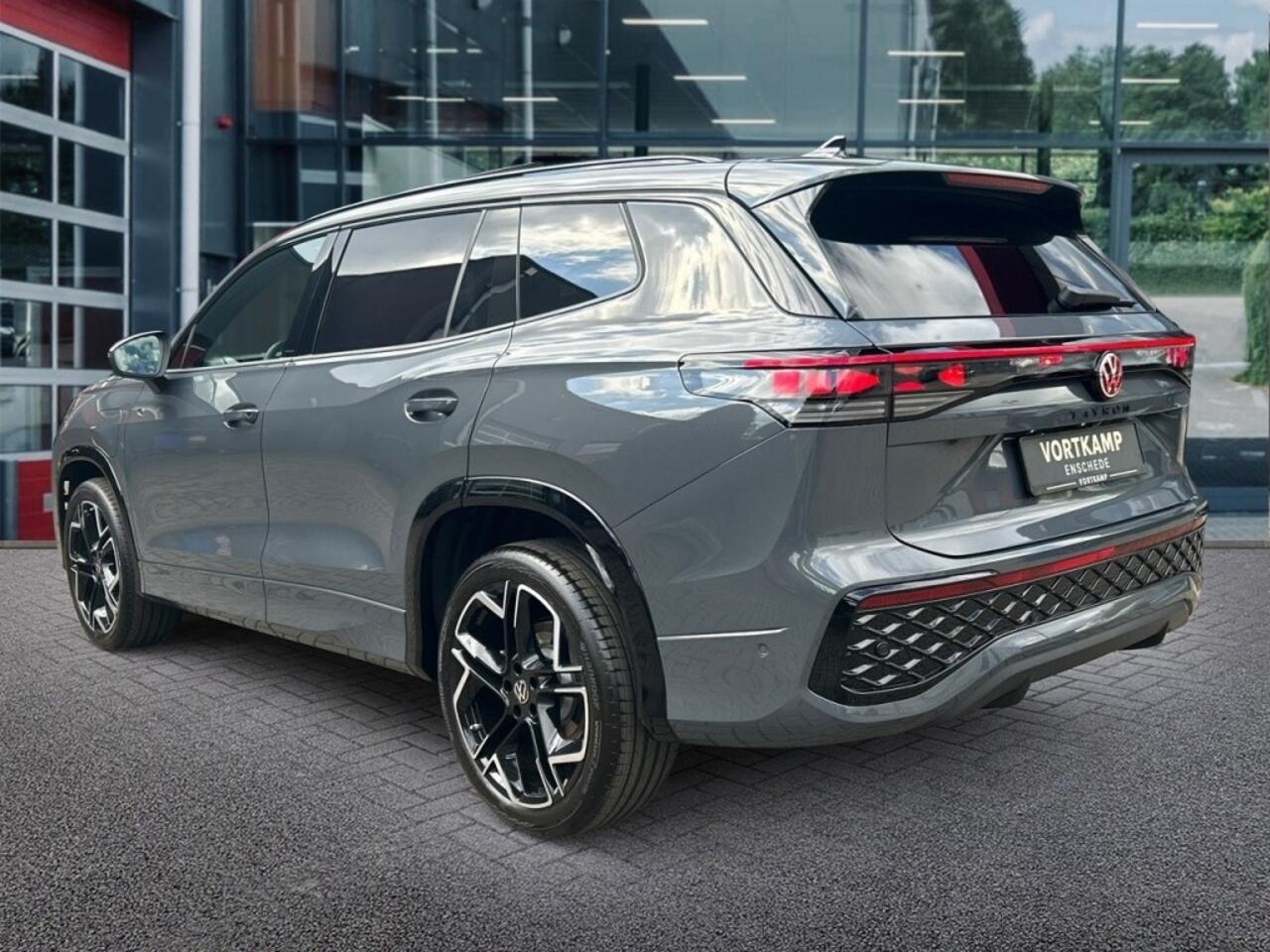 Volkswagen Tayron 1.5 E-HYBRID R-LINE 272PK PANO-DAK/CAMERA/TREKHAAK/MEMORY/LEDER/HenK