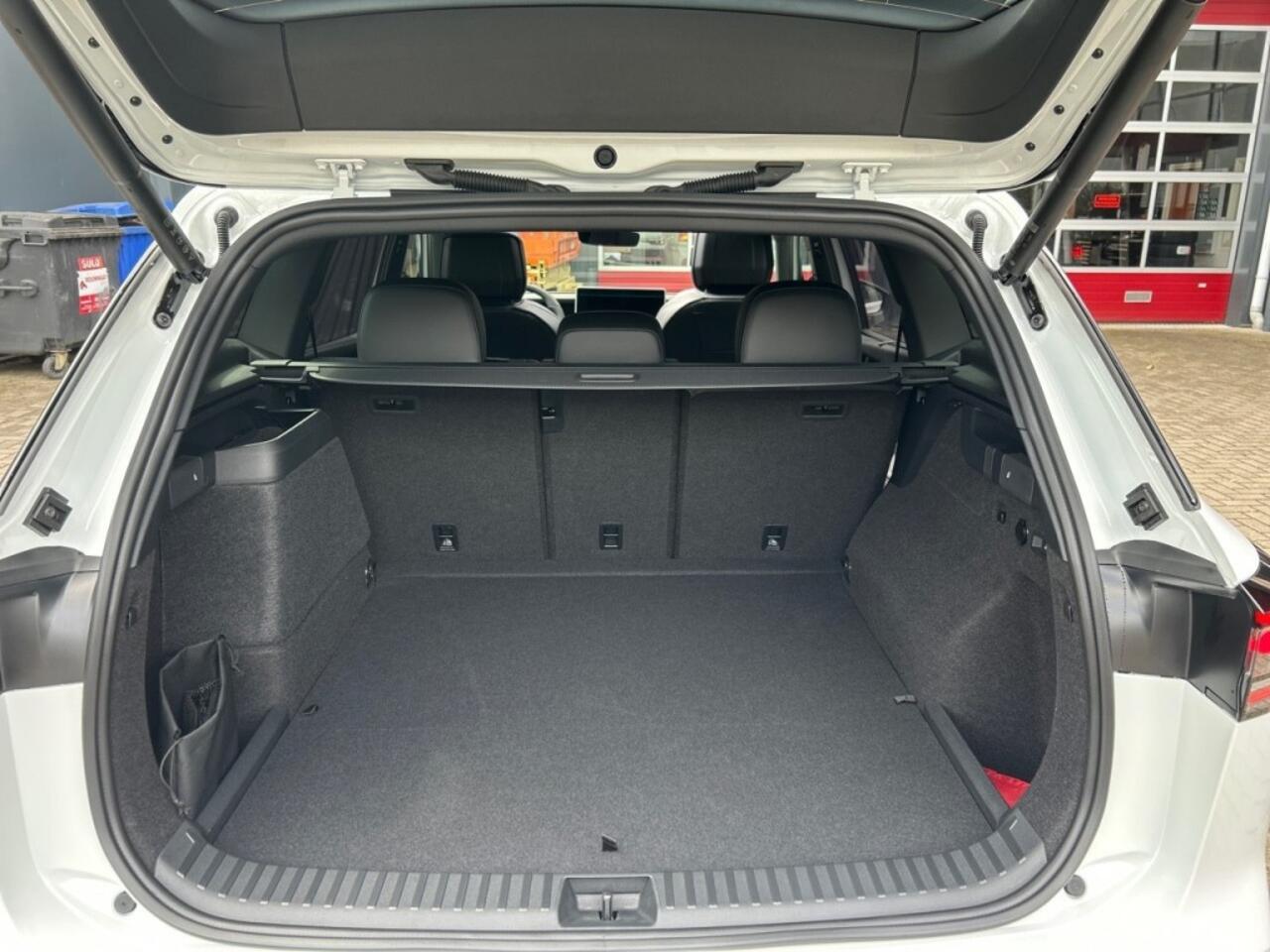 Volkswagen Tayron 1.5 TSI R-LINE E-HYBRID 272PK LEDER/PANO-DAK/TREKHAAK/360-CAMERA