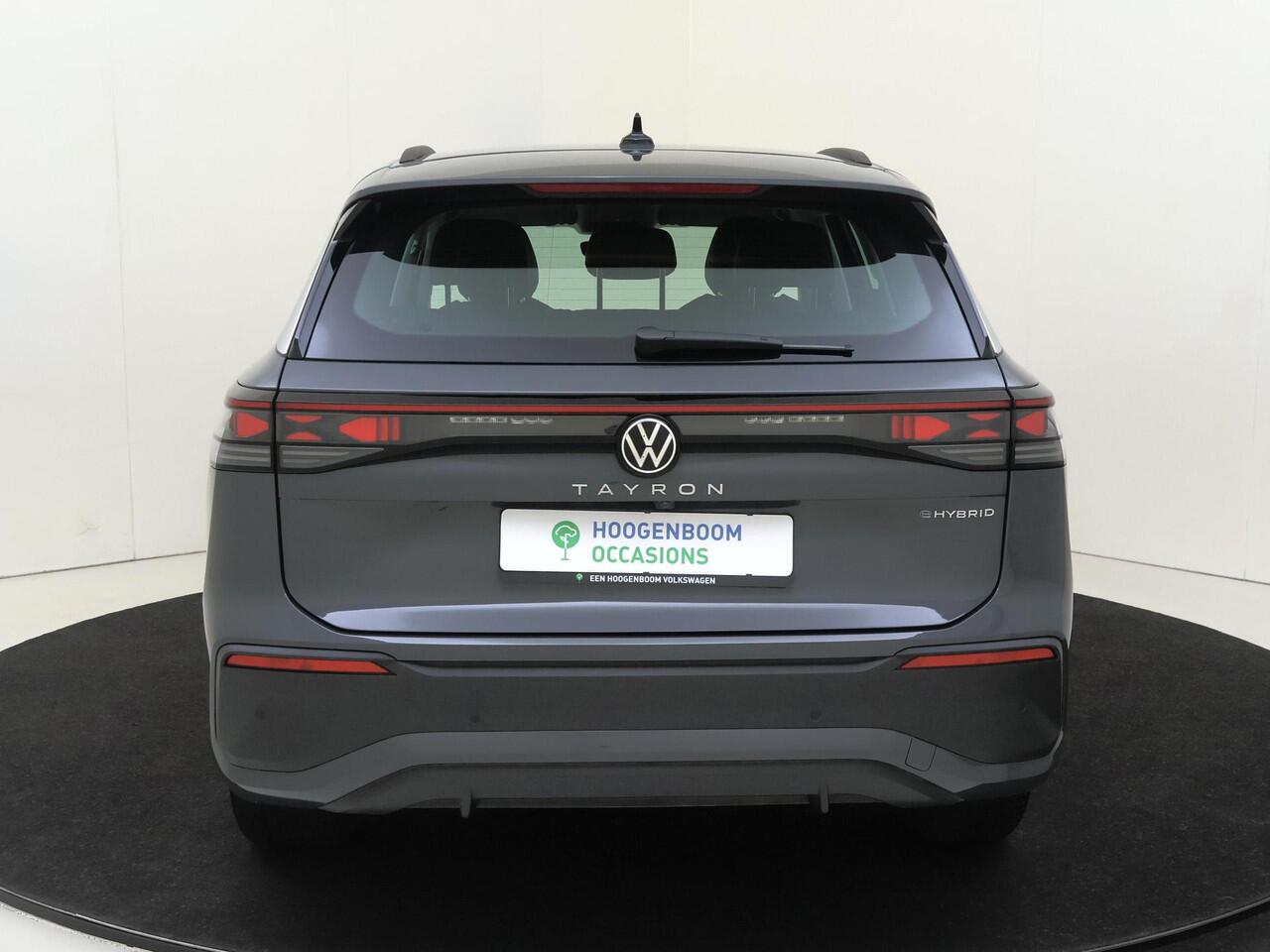 Volkswagen Tayron 1.5 eHybrid Life Edition | SoH 100% | Trekhaak | Adaptieve demping systeem | Achteruitrijcamera | 3-zone airco | Dodehoek detectie | Adaptieve cruise control | Stoel- en stuurwielverwarming | CarPlay |