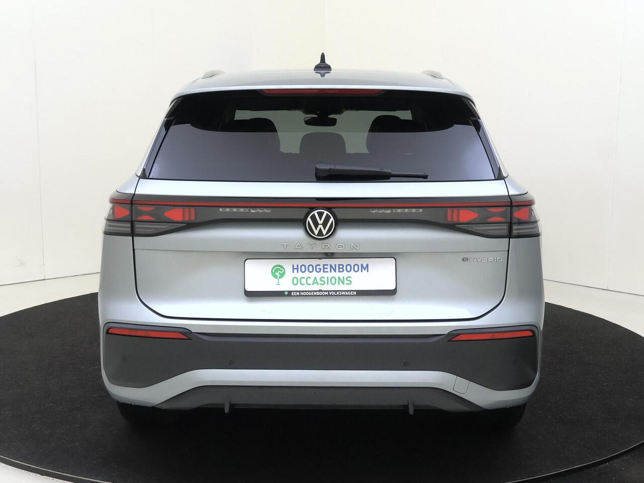 Volkswagen Tayron 1.5 eHybrid Life Edition | SoH 100% | Trekhaak | Achteruitrijcamera | Adaptieve demping systeem | 3-zone airco | Dodehoek detectie | Adaptieve cruise control | CarPlay | Stoel- en stuurwielverwarming |