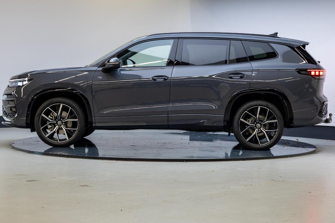 Volkswagen Tayron 1.5 eHybrid R-Line Edition | Black Style | Trekhaak | Panoramadak | 20 inch |