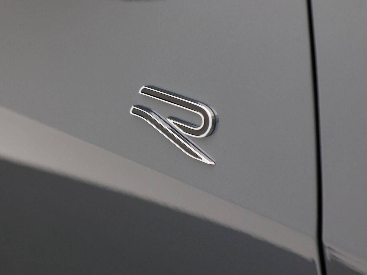 Volkswagen Tayron R-Line-Edition 1.5 eTSI 150 pk | 7 Persoons | Harman Kardon | 360 Camera | Elektrische Achterklep | Verwarmbare Voorstoelen | Massagefunctie Voor |