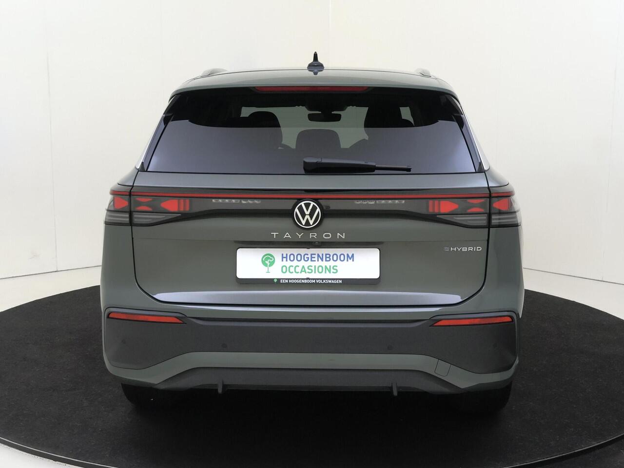 Volkswagen Tayron 1.5 eHybrid Life Edition | SoH 100% | Trekhaak | Adaptieve demping systeem | Achteruitrijcamera | 3-zone airco | Dodehoek detectie | Adaptieve cruise control | Stoel- en stuurwielverwarming | CarPlay |