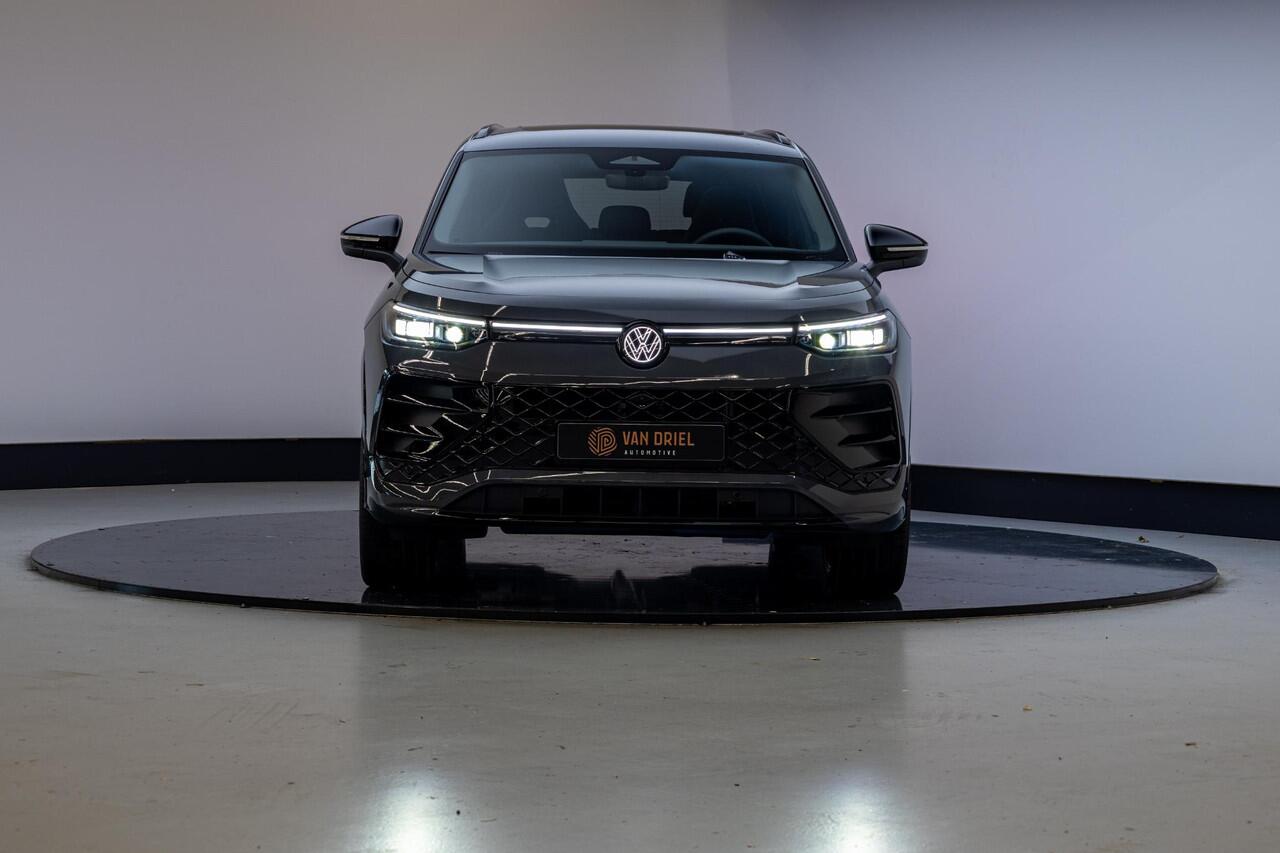 Volkswagen Tayron 1.5 eHybrid R-Line Edition | Black Style | Trekhaak | Panoramadak | 20 inch |