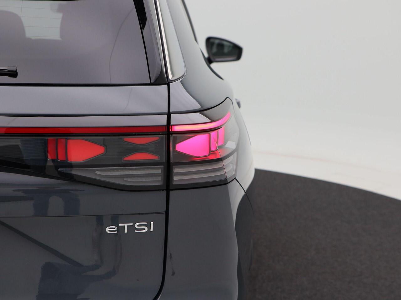 Volkswagen Tayron Life Edition 1.5 150 pk eTSI | 7 Persoons | Trekhaak | Stoel & Stuur Verwarming | 19" Velgen | Adaptieve Cruise Control | Carplay |