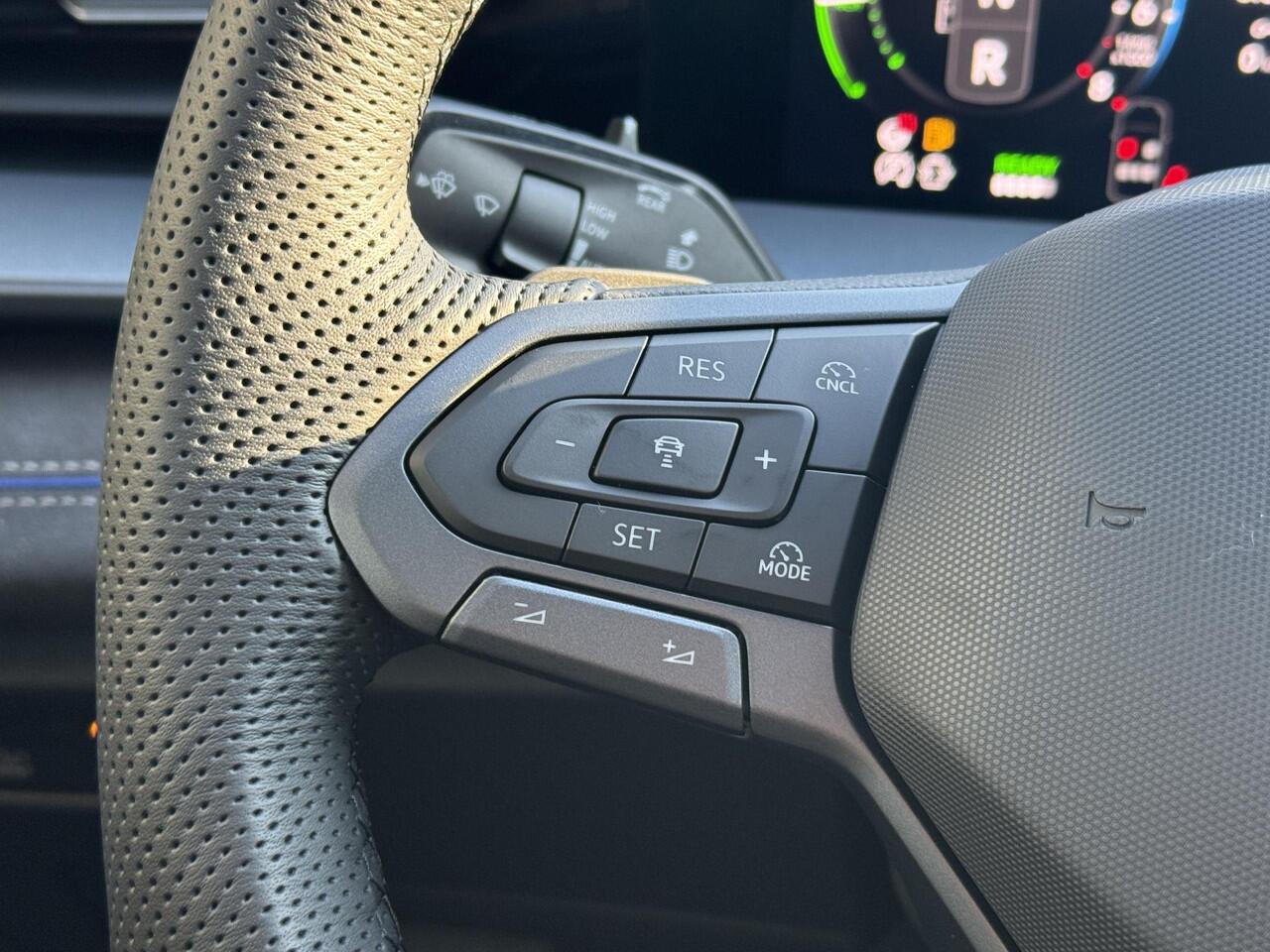 Volkswagen Tayron 1.5 eHybrid R-Line Edition l Electrische Trekhaak l Black Style l Pano l Stoelverwarming l IQ Light