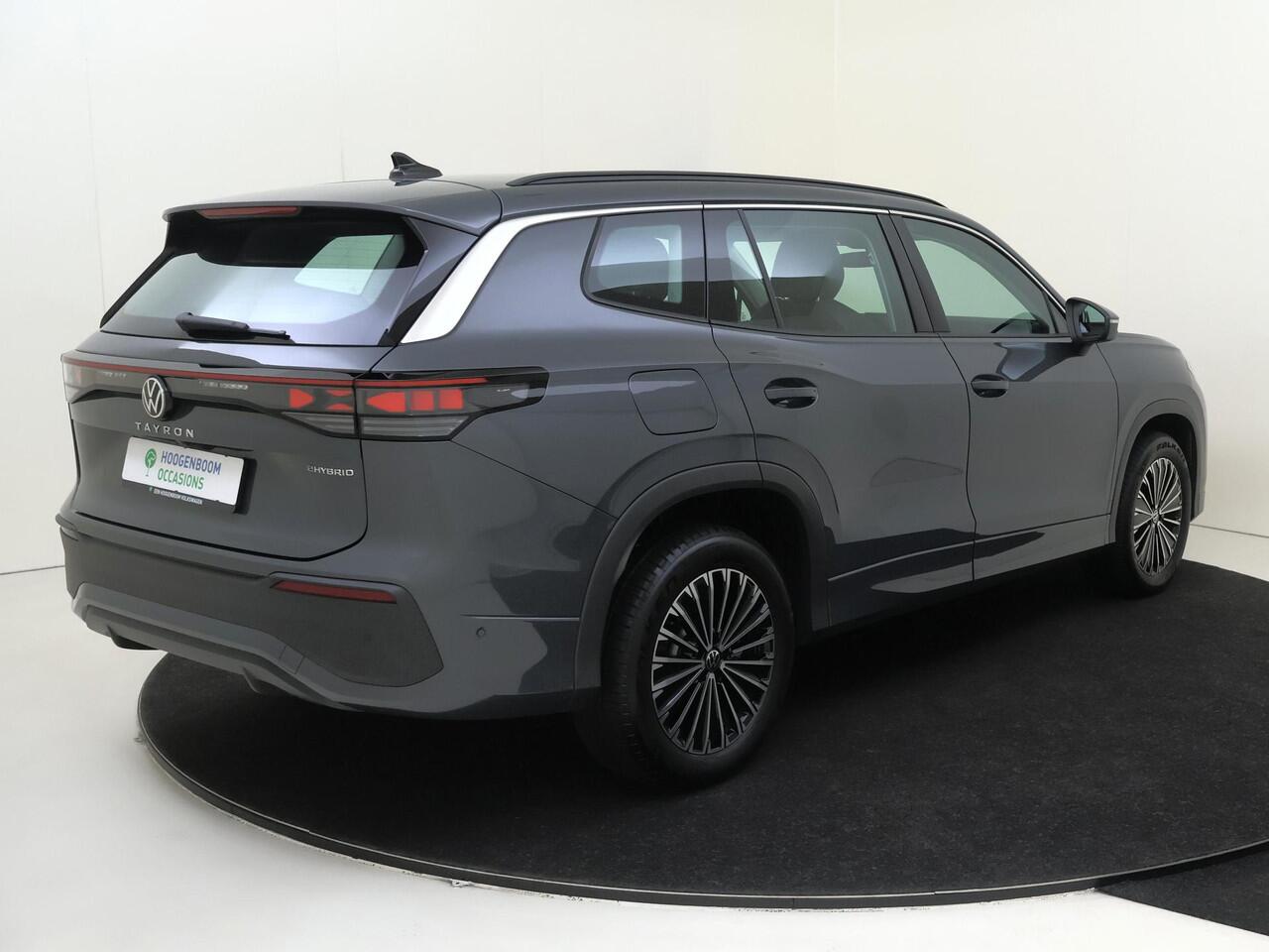 Volkswagen Tayron 1.5 eHybrid Life Edition | SoH 100% | Trekhaak | Adaptieve demping systeem | Achteruitrijcamera | 3-zone airco | Dodehoek detectie | Adaptieve cruise control | Stoel- en stuurwielverwarming | CarPlay |