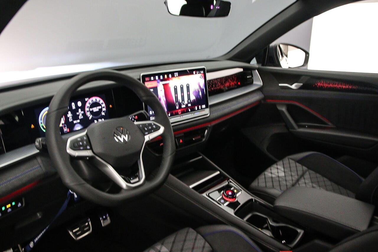 Volkswagen Tayron R-Line Edition 1.5 TSI eHybrid 272pk DSG Automaat Trekhaak, Panoramadak, Adaptive cruise control, Navigatie, 360 camera, Elektrische achterklep