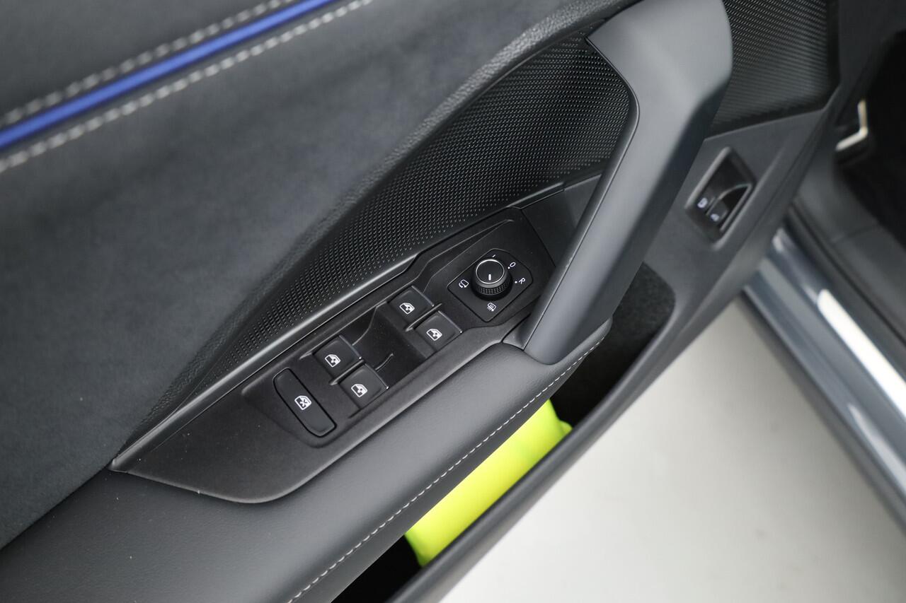 Volkswagen Tayron 1.5 eHybrid R-Line 272pk | Pano | Massage | Adapt. Cruise | Apple CarPlay | Stoel- Stuurverw. | 20''