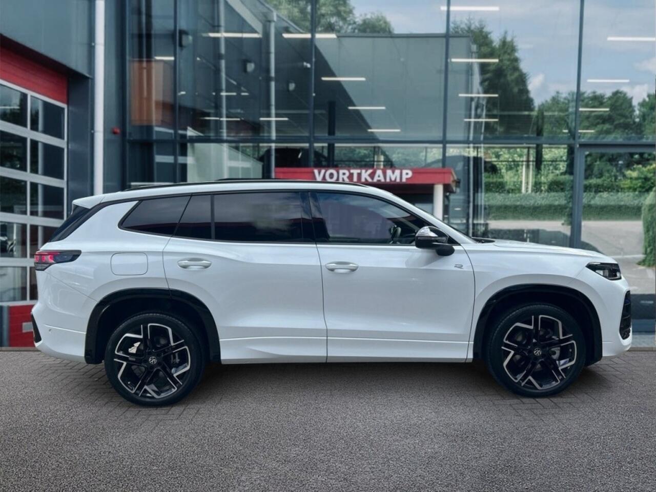 Volkswagen Tayron 1.5 TSI R-LINE E-HYBRID 272PK LEDER/PANO-DAK/TREKHAAK/360-CAMERA