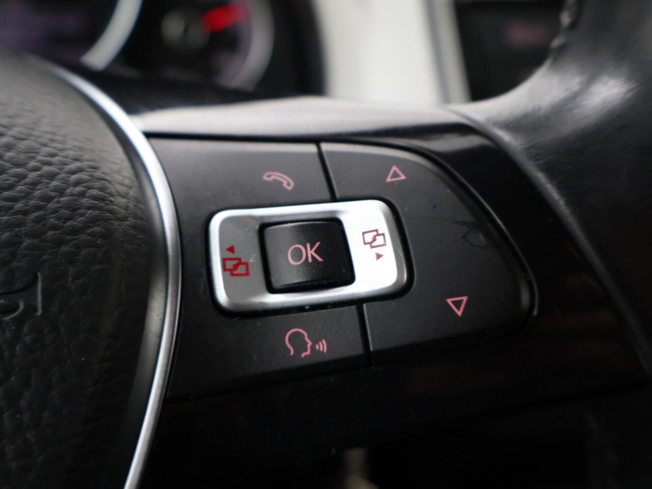 Volkswagen UP! 1.0 BMT high up! | 60 PK | Cruise control | Voorstoelen verwarmd | Climate control |