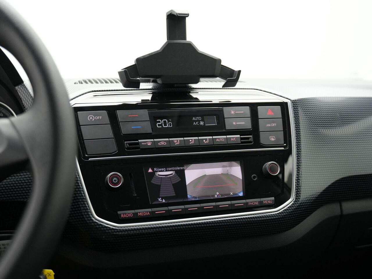Volkswagen UP! 1.0 65 pk | Achteruitrijcamera | Navigatie via App | Cruise Control | All Season banden |