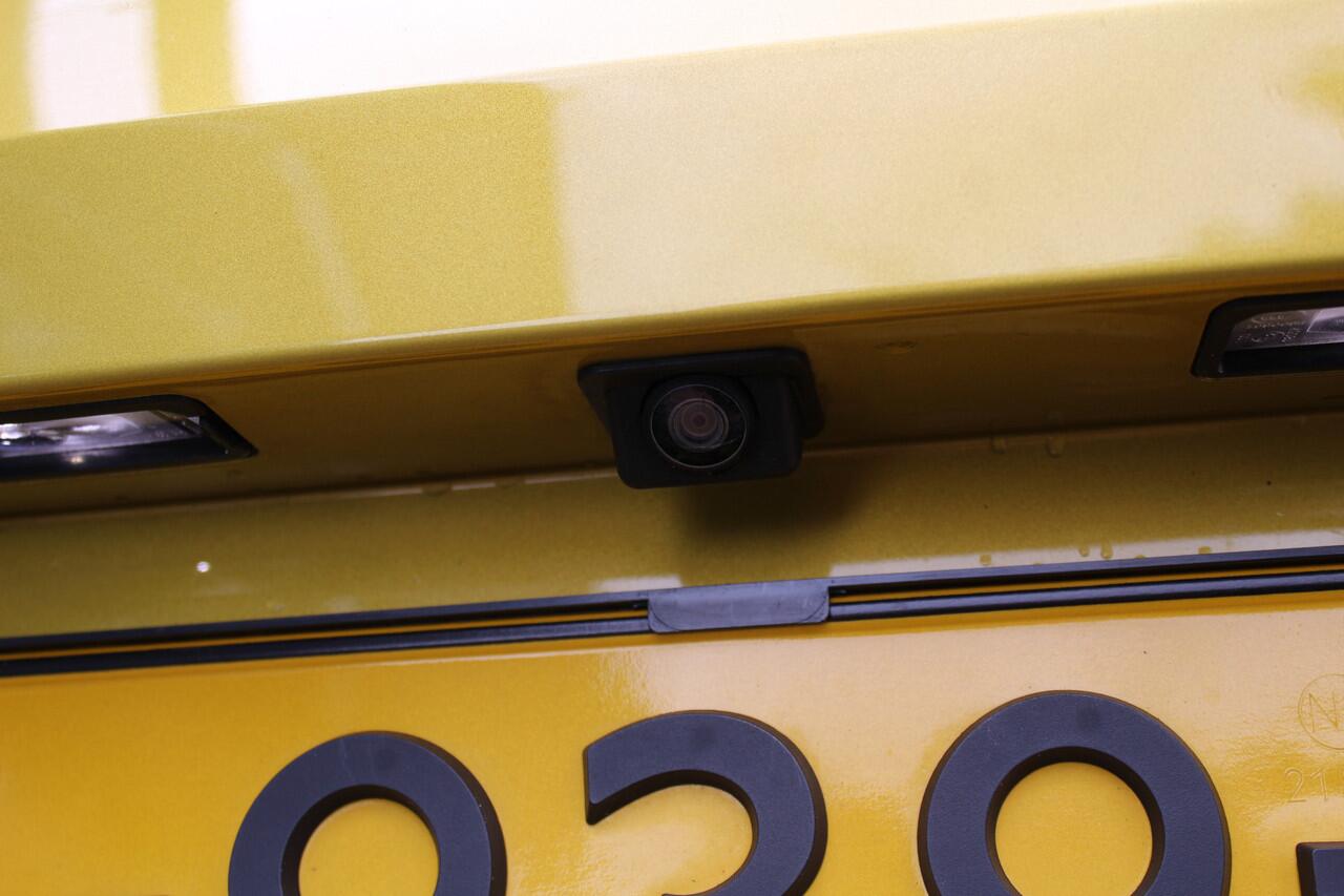 Volkswagen UP! 1.0 R-Line | Incl. 12 maanden Garantie | 1e Eigenaar | Cruise controle | Achteruitrijcamera | Parkeersensoren achter | Climate controle | Lane assist | DAB | 17 Inch LMV | Bluetooth | Stuurwiel multifunctioneel | Origineel NL Auto | NAP |