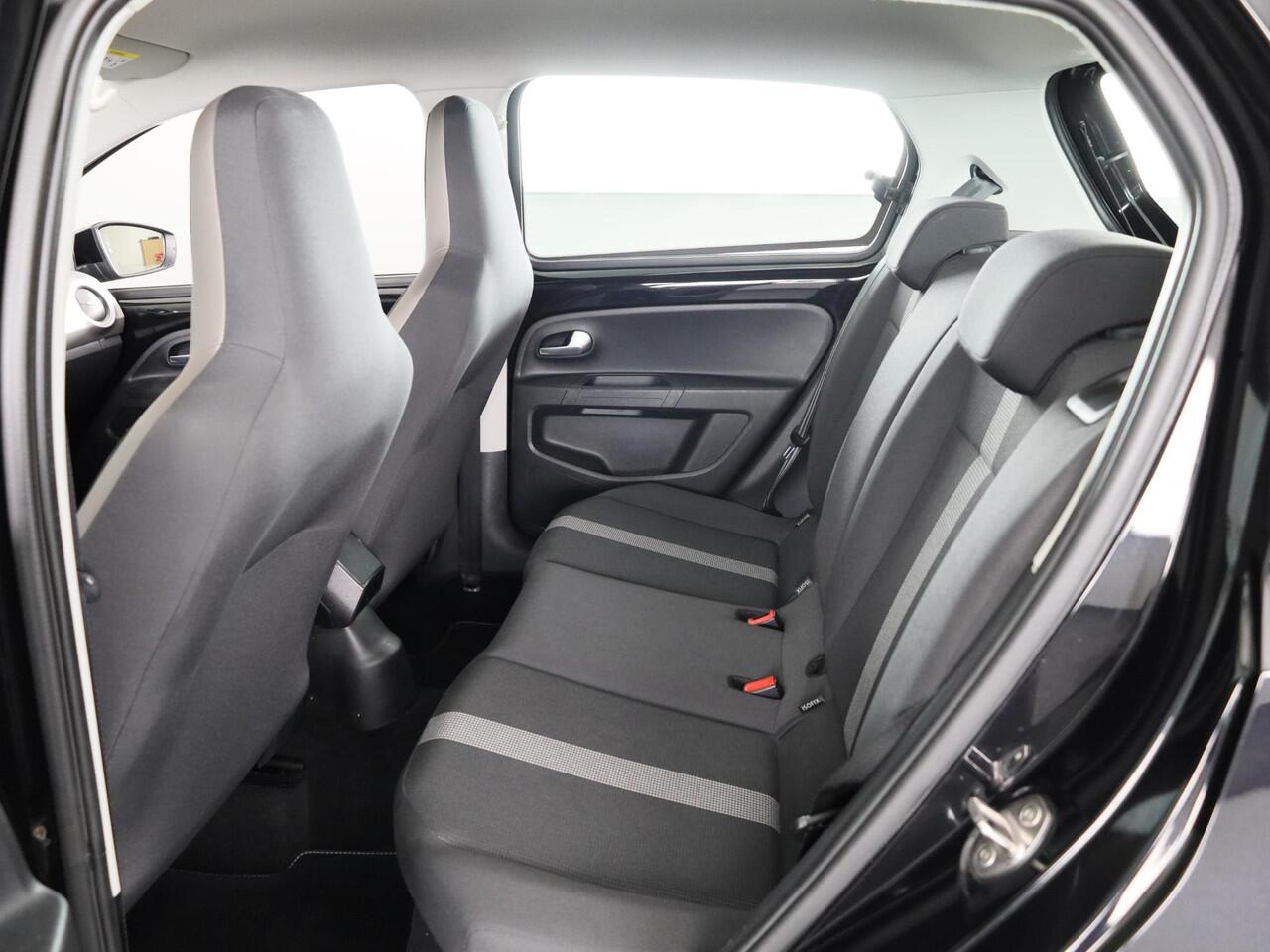 Volkswagen UP! 1.0 BMT high up! | Parkeersensoren | Multistuur | Airco | Navigatie via app |