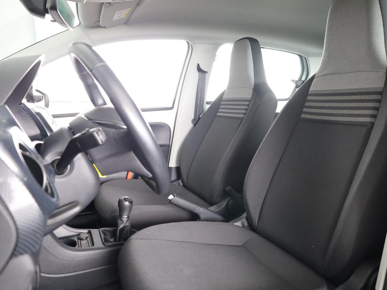 Volkswagen UP! 1.0 65 pk | Verlengde garantie | Navigatie via App | Autom. airco | Cruise control | Parkeersensoren achter | Achteruitrijcamera |