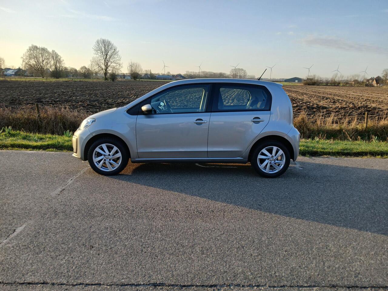Volkswagen UP! 1.0 BMT move up! + Lichtmetalen velgen, Prachtige auto!