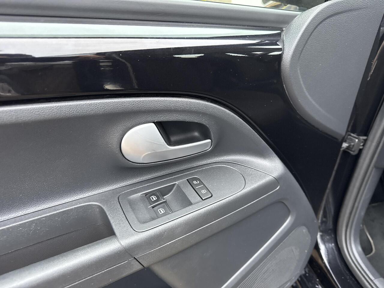 Volkswagen UP! 1.0 / Incl 12 maanden Bovag garantie