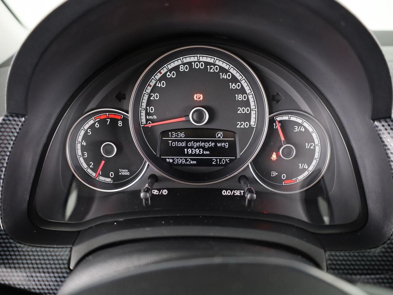 Volkswagen UP! 1.0 65 pk | Verlengde garantie | Navigatie via App | Autom. airco | Cruise control | Parkeersensoren achter | Achteruitrijcamera |