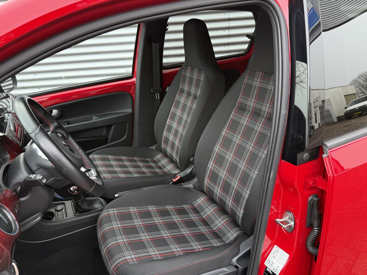 Volkswagen UP! 1.0 TSI GTI 116pk als nieuw! | Clima | Camera | PDC Achter | Bluetooth | Cruise | Stoelverwarming | RIJKLAARPRIJS INCL 12 MAANDEN GARANTIE EN BEURT