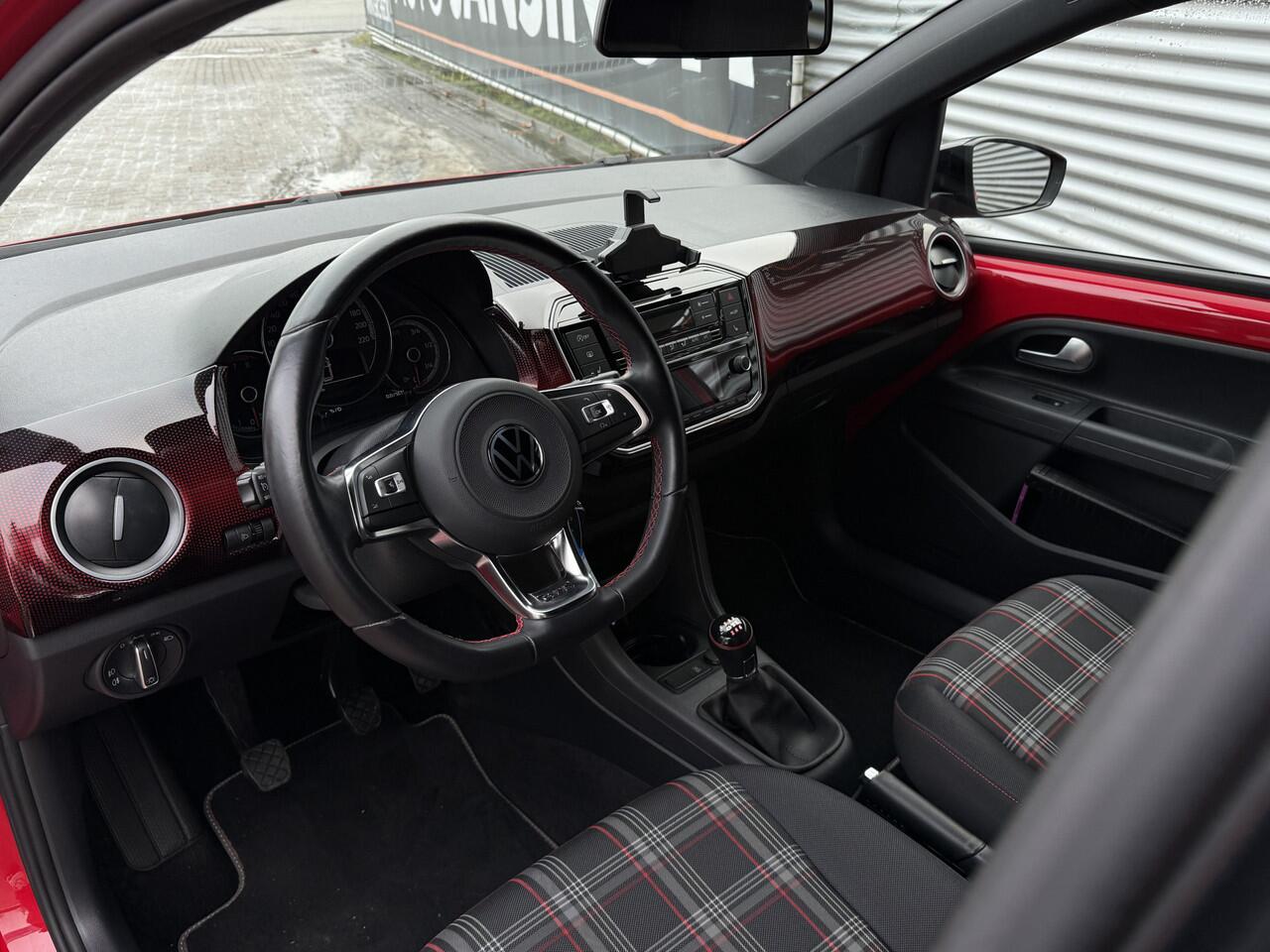 Volkswagen UP! 1.0 TSI GTI 116pk als nieuw! | Clima | Camera | PDC Achter | Bluetooth | Cruise | Stoelverwarming | RIJKLAARPRIJS INCL 12 MAANDEN GARANTIE EN BEURT