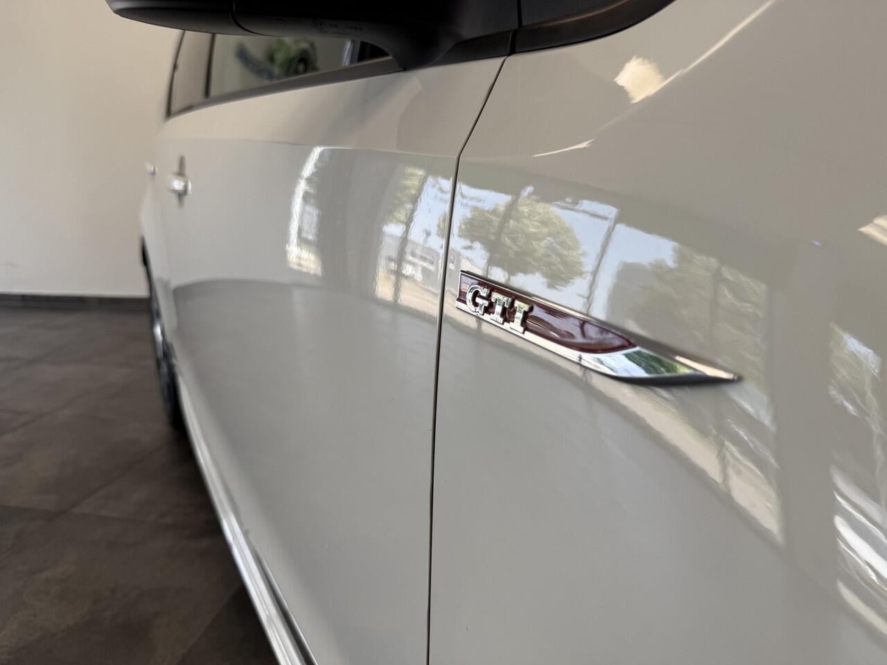 Volkswagen UP! 1.0 TSI GTI 5-Drs. ClimateControl Stoelverwarming 17'lmv 24 maanden garantie mogelijk (*vraag naar de voorwaarden)