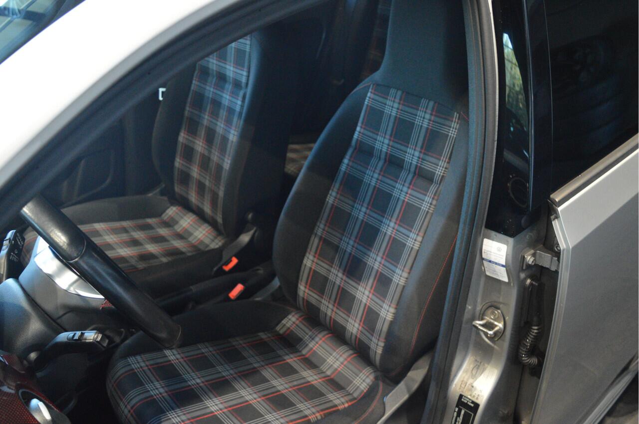 Volkswagen UP! 1.0 TSI GTI clima cruise camera pdc 17 inch 116 pl !!