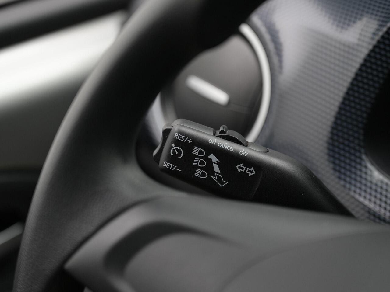 Volkswagen UP! 1.0 65 pk | Achteruitrijcamera | Navigatie via App | Cruise Control | All Season banden |