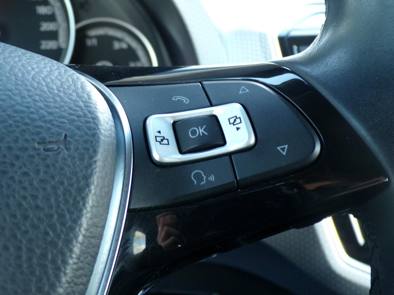 Volkswagen UP! 1.0 BMT high up!, R-Line / Stoelverwarming / Sensoren / Climate Control / Cruise Control / 16'' LMV