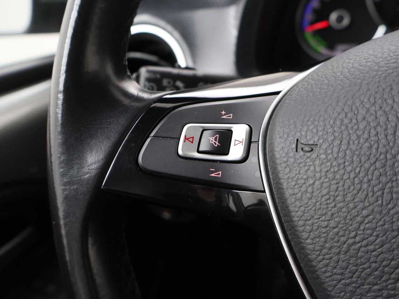 Volkswagen UP! e-Up! e-up! | 83 PK | SoH 93% | Cruise control | Verwarmde voorstoelen | Achteruitrijcamera |