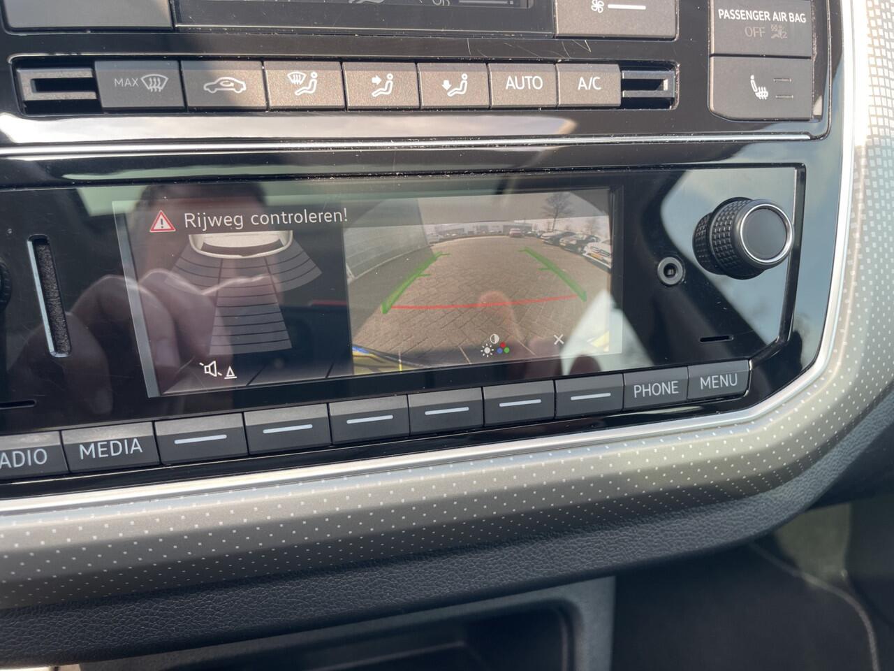 Volkswagen UP! 1.0 BMT high up! | Pano | Cruise | Camera | Leder