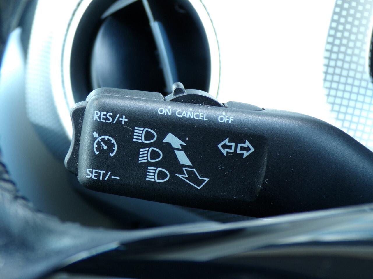 Volkswagen UP! 1.0 BMT high up!, R-Line / Stoelverwarming / Sensoren / Climate Control / Cruise Control / 16'' LMV