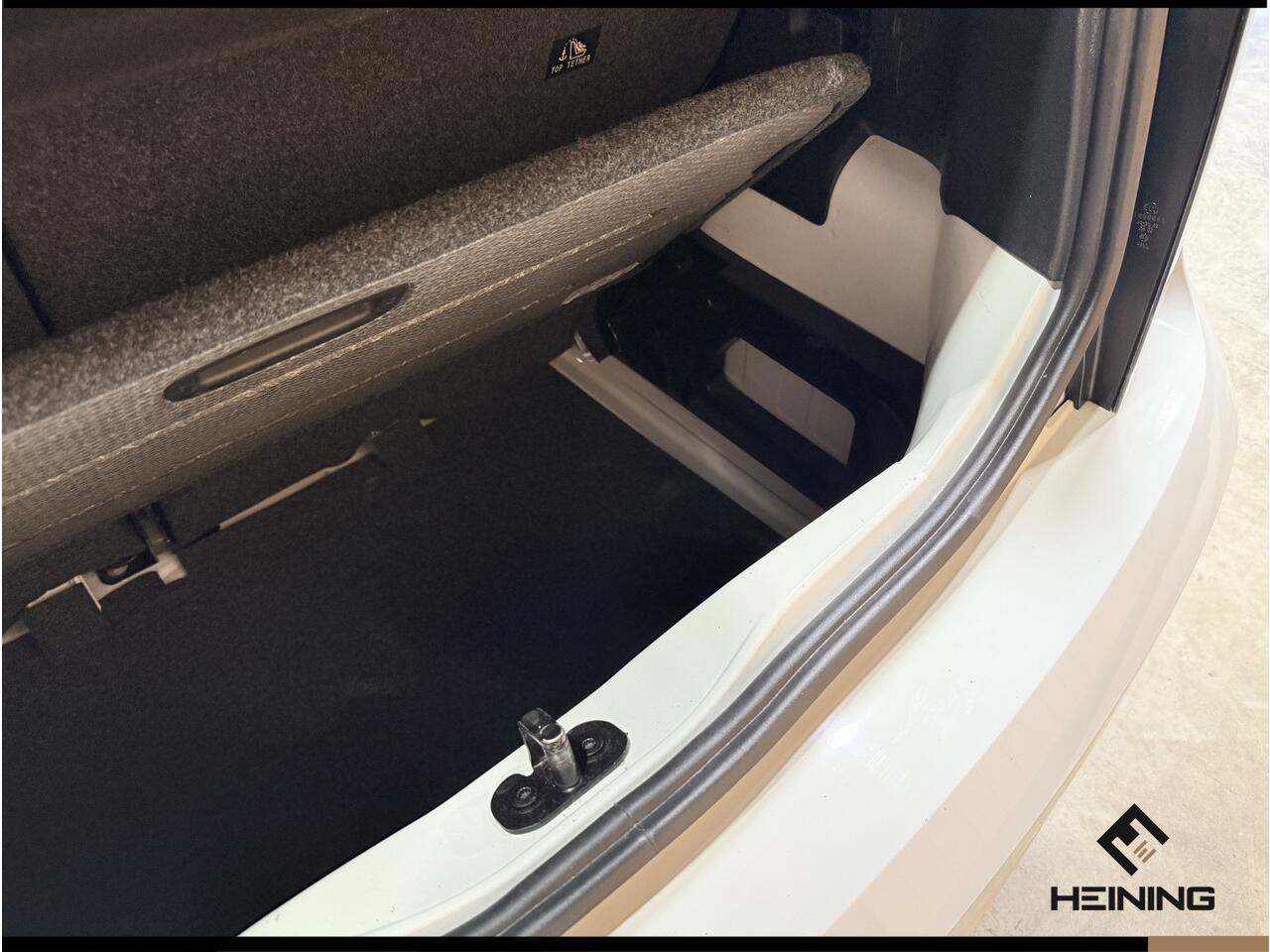 Volkswagen UP! 1.0 BMT move up! Airco. Bluetooth. Lichtmetaal. Hollandse auto met NAP