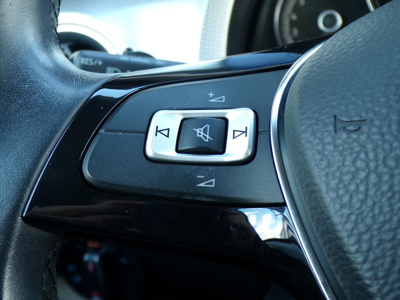 Volkswagen UP! 1.0 BMT high up!, R-Line / Stoelverwarming / Sensoren / Climate Control / Cruise Control / 16'' LMV