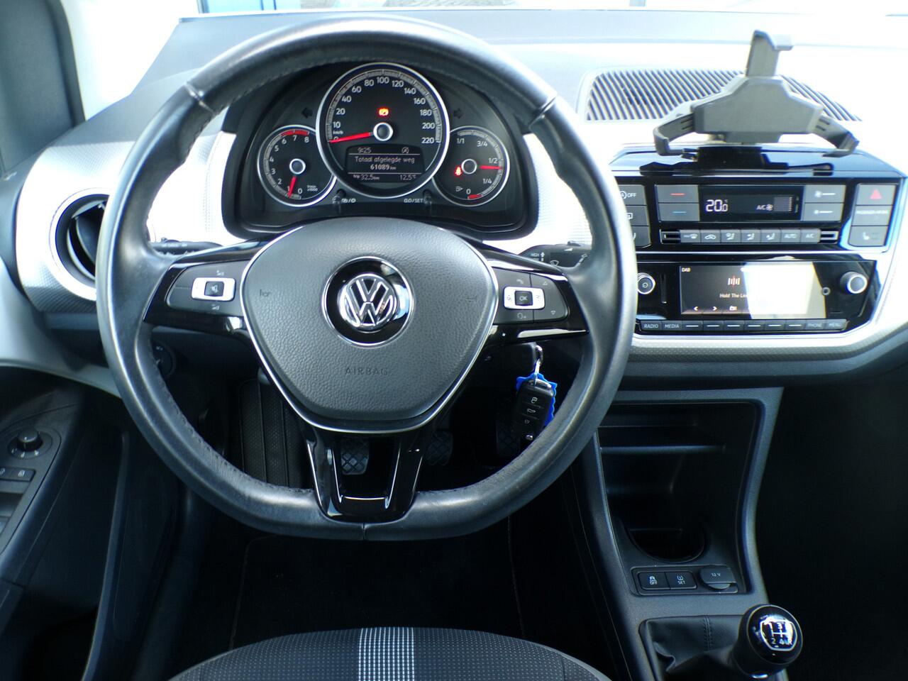 Volkswagen UP! 1.0 BMT high up!, R-Line / Stoelverwarming / Sensoren / Climate Control / Cruise Control / 16'' LMV