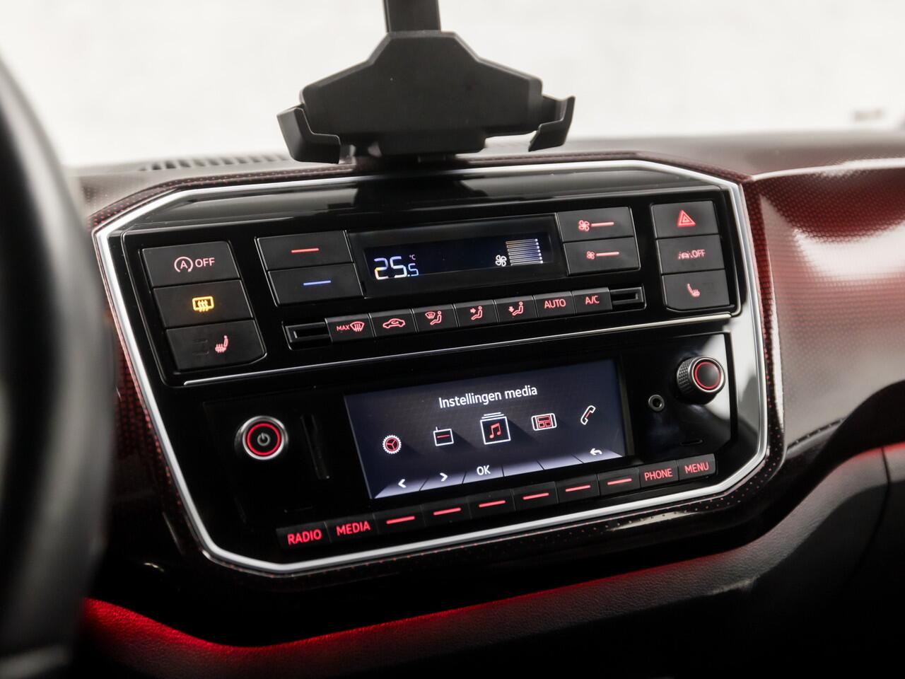 Volkswagen UP! 1.0 TSI GTI (STOELVERWARMING, BLUETOOTH, SFEERVERLICHTING, GETINT GLAS, SPORTSTOELEN, LM VELGEN, STUURWIEL MULTIFUNCTIONEEL, NIEUWE APK, NIEUWSTAAT)