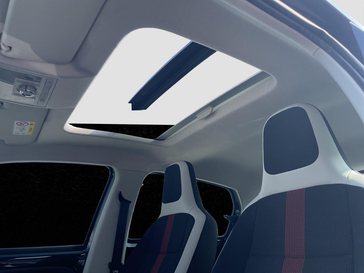 Volkswagen UP! 1.0 BMT high up! | Pano | Cruise | Camera | Leder