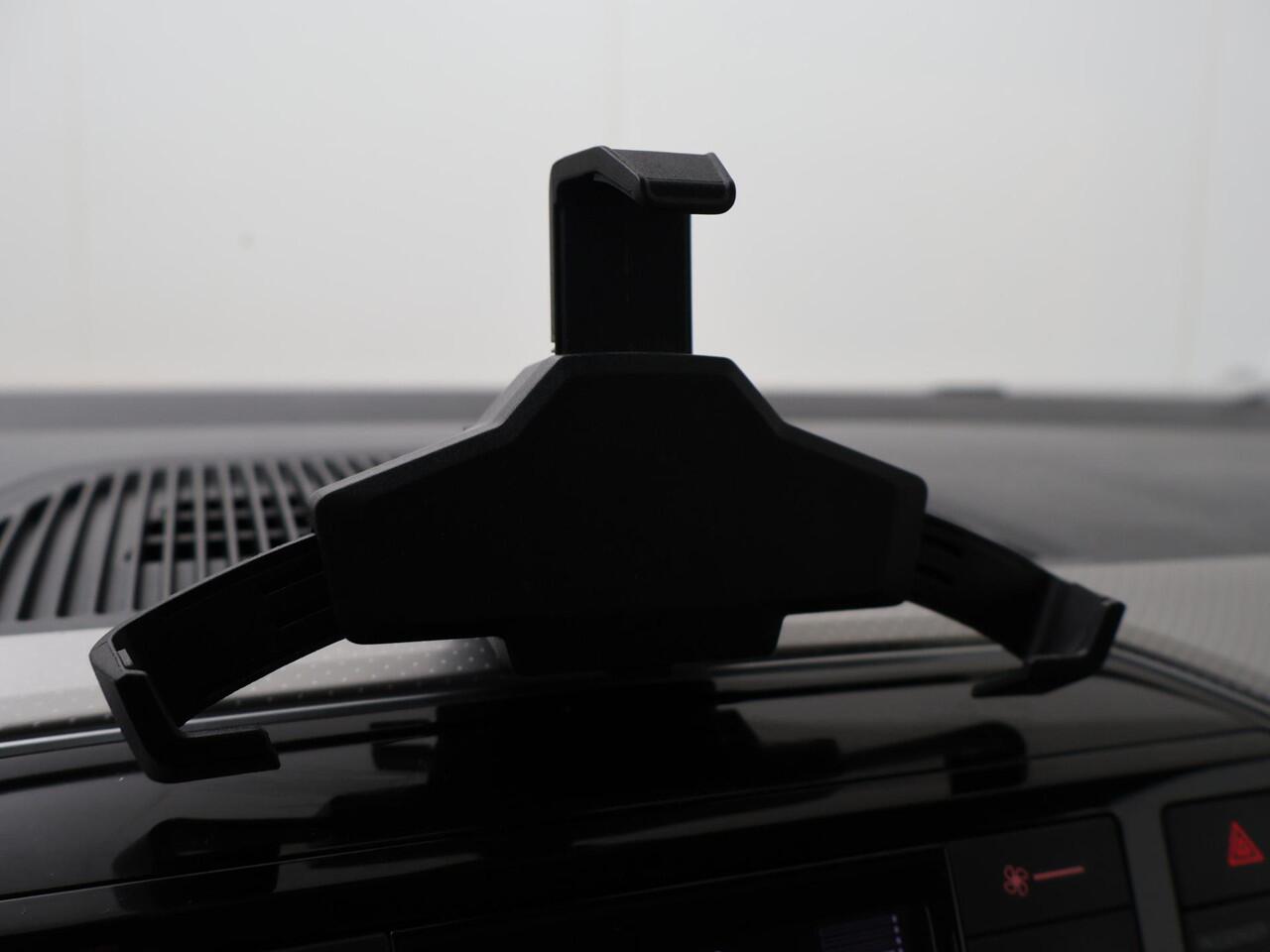 Volkswagen UP! 1.0 BMT high up! | 60 PK | Cruise control | Voorstoelen verwarmd | Climate control |