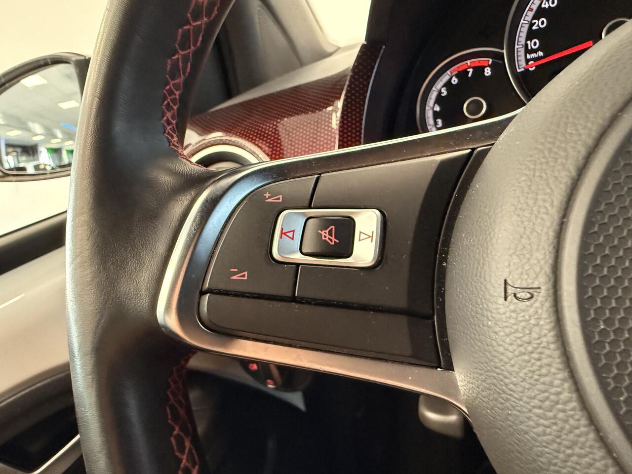 Volkswagen UP! 1.0 TSI GTI 5-Drs. ClimateControl Stoelverwarming 17'lmv 24 maanden garantie mogelijk (*vraag naar de voorwaarden)