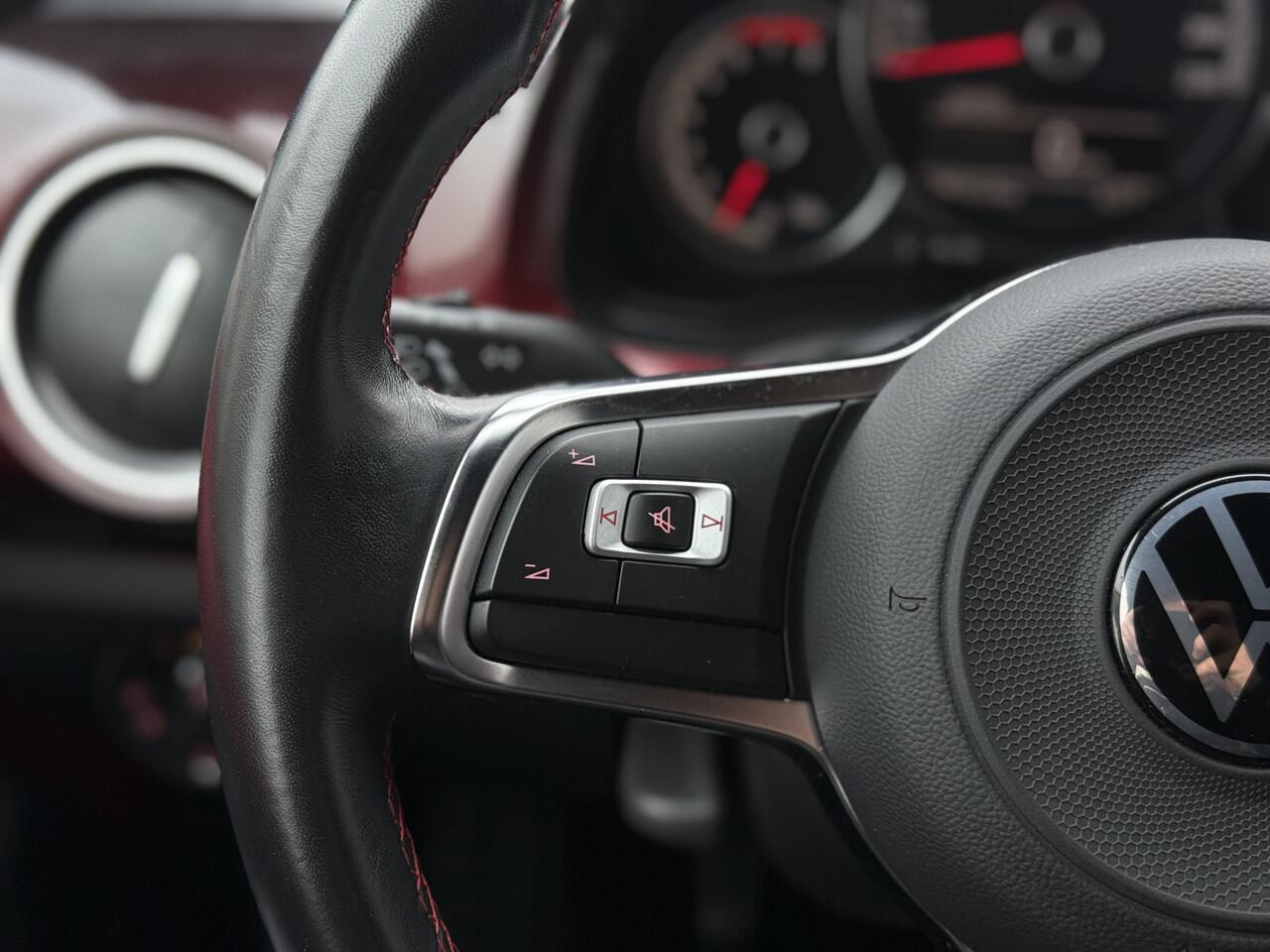 Volkswagen UP! 1.0 TSI GTI 116pk als nieuw! | Clima | Camera | PDC Achter | Bluetooth | Cruise | Stoelverwarming | RIJKLAARPRIJS INCL 12 MAANDEN GARANTIE EN BEURT