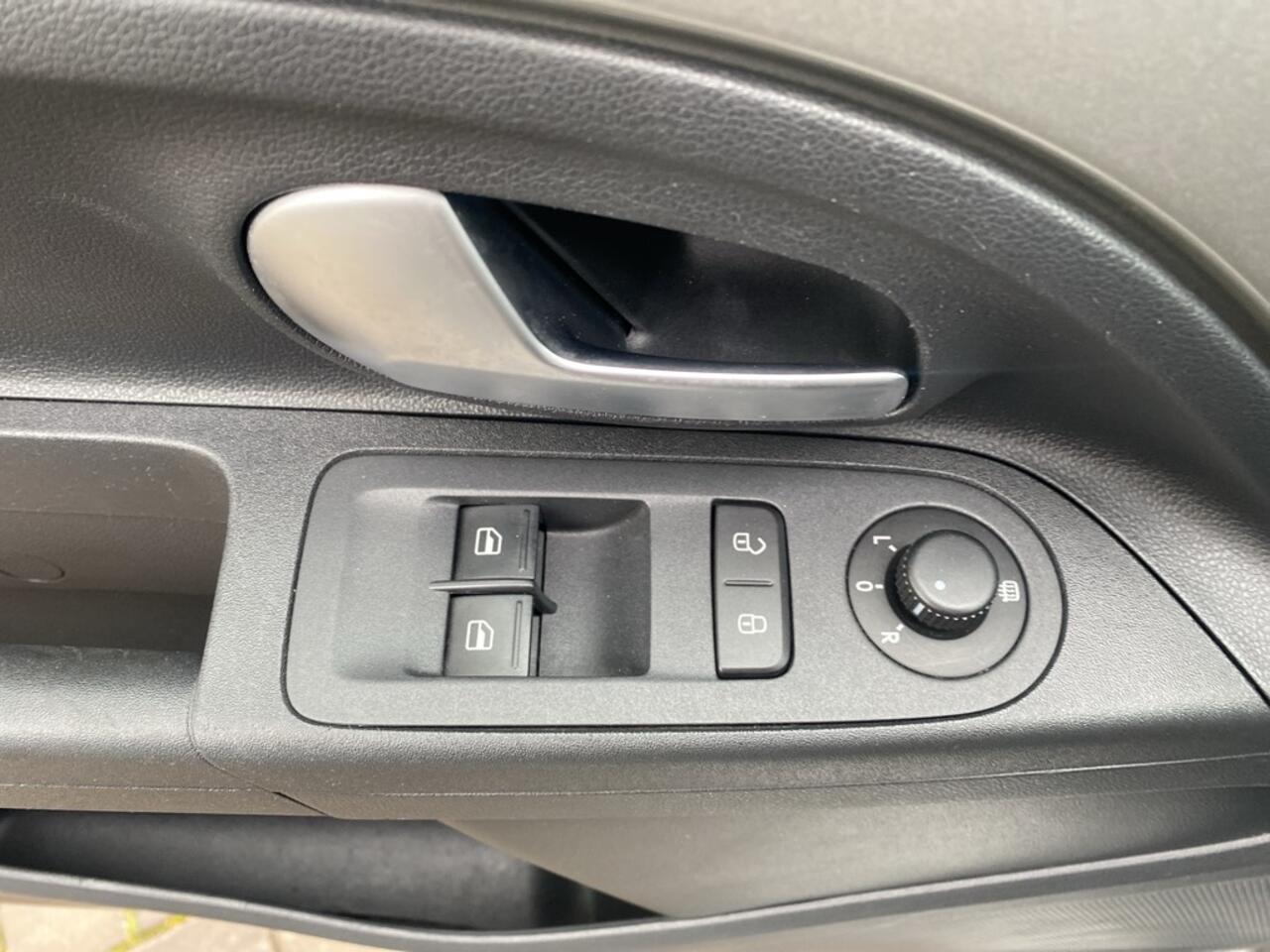 Volkswagen UP! 1.0 BMT move up! garantie/airco/blue-tooth