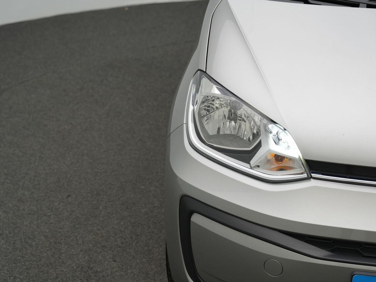 Volkswagen UP! 1.0 65 pk | Achteruitrijcamera | Navigatie via App | Cruise Control | All Season banden |