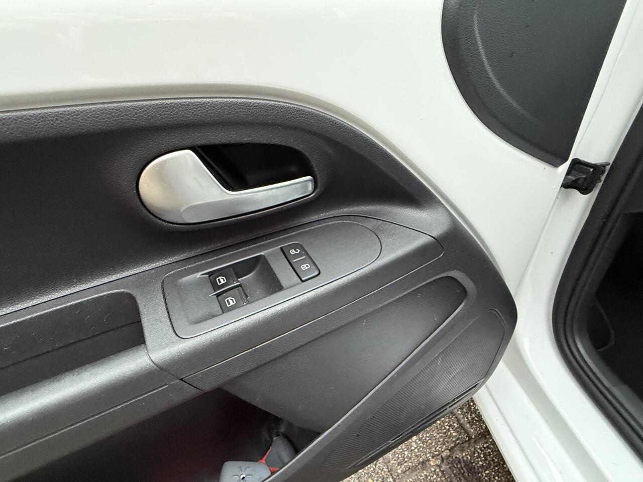 Volkswagen UP! 1.0 / Airco clima/ Cruise/ Navigatie via App/ Cruise/ PDC/ Camera