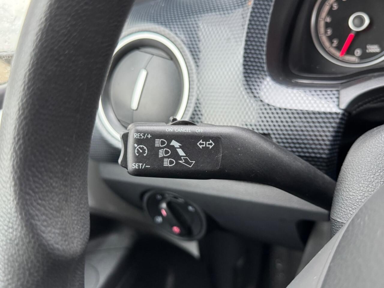 Volkswagen UP! Move Up - camera - sensoren - all season banden