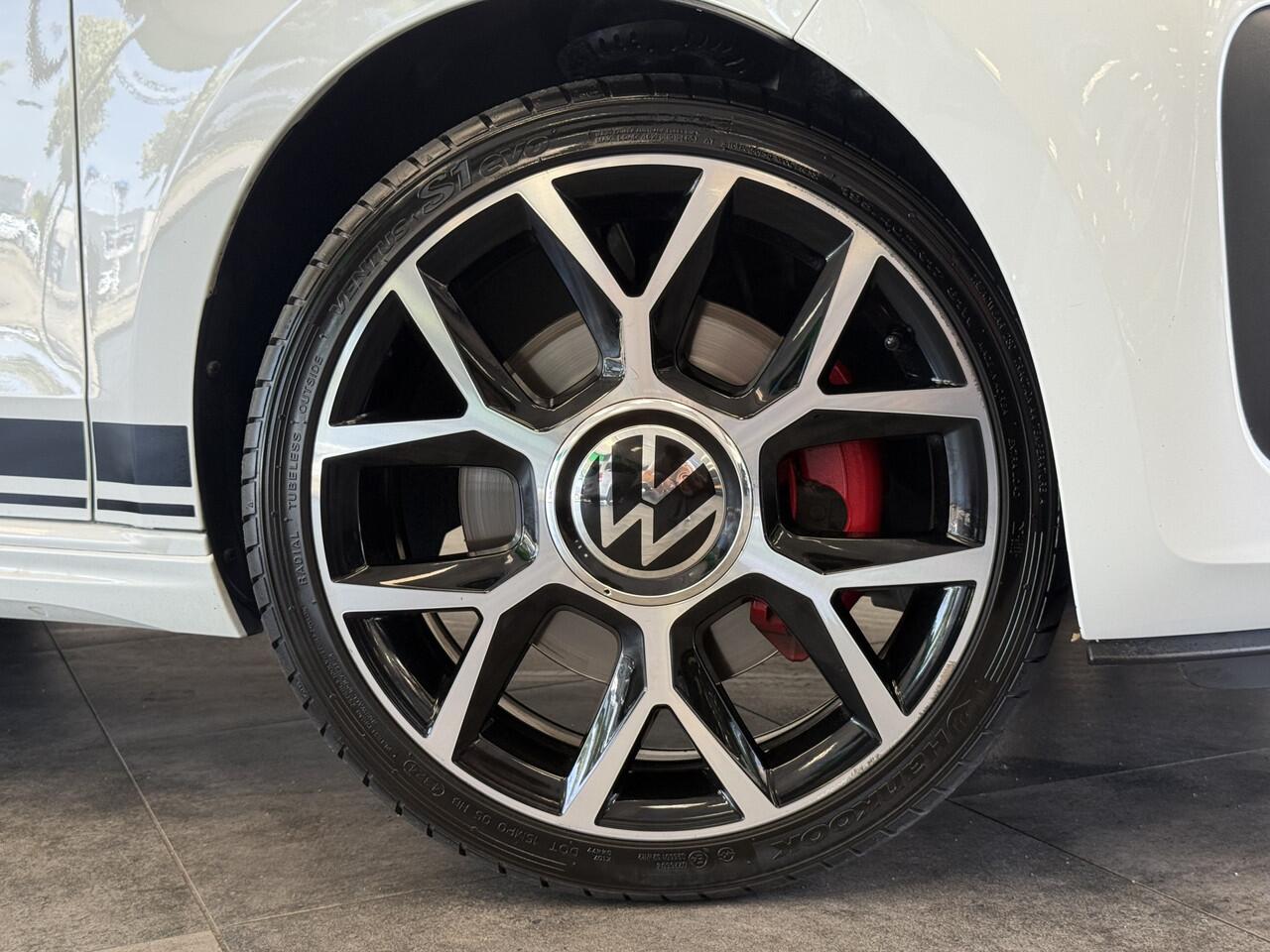 Volkswagen UP! 1.0 TSI GTI 5-Drs. ClimateControl Stoelverwarming 17'lmv 24 maanden garantie mogelijk (*vraag naar de voorwaarden)