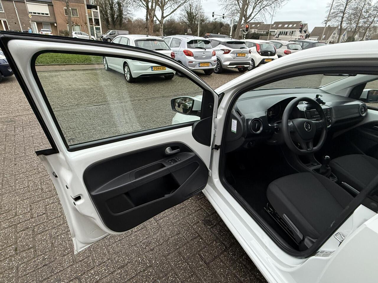 Volkswagen UP! 1.0 / Airco clima/ Cruise/ Navigatie via App/ Cruise/ PDC/ Camera