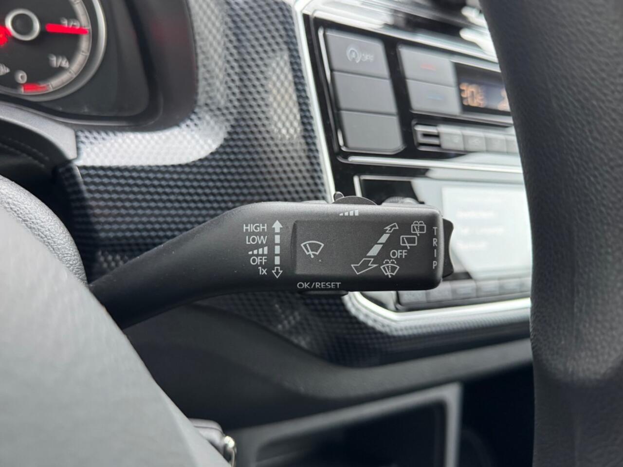 Volkswagen UP! Move Up - camera - sensoren - all season banden